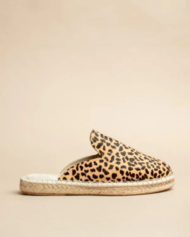 Pour les matins tranquilles, les soirées à la maison.⁠
Des chaussons simples, confortables, comme on les aime ✨