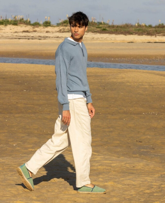 Quand le confort rencontre le style ✨⁠
La BISCARROSSE kaki s’adapte à toutes les silhouettes,⁠
à toutes les envies, et à chaque moment de l’été ☀️